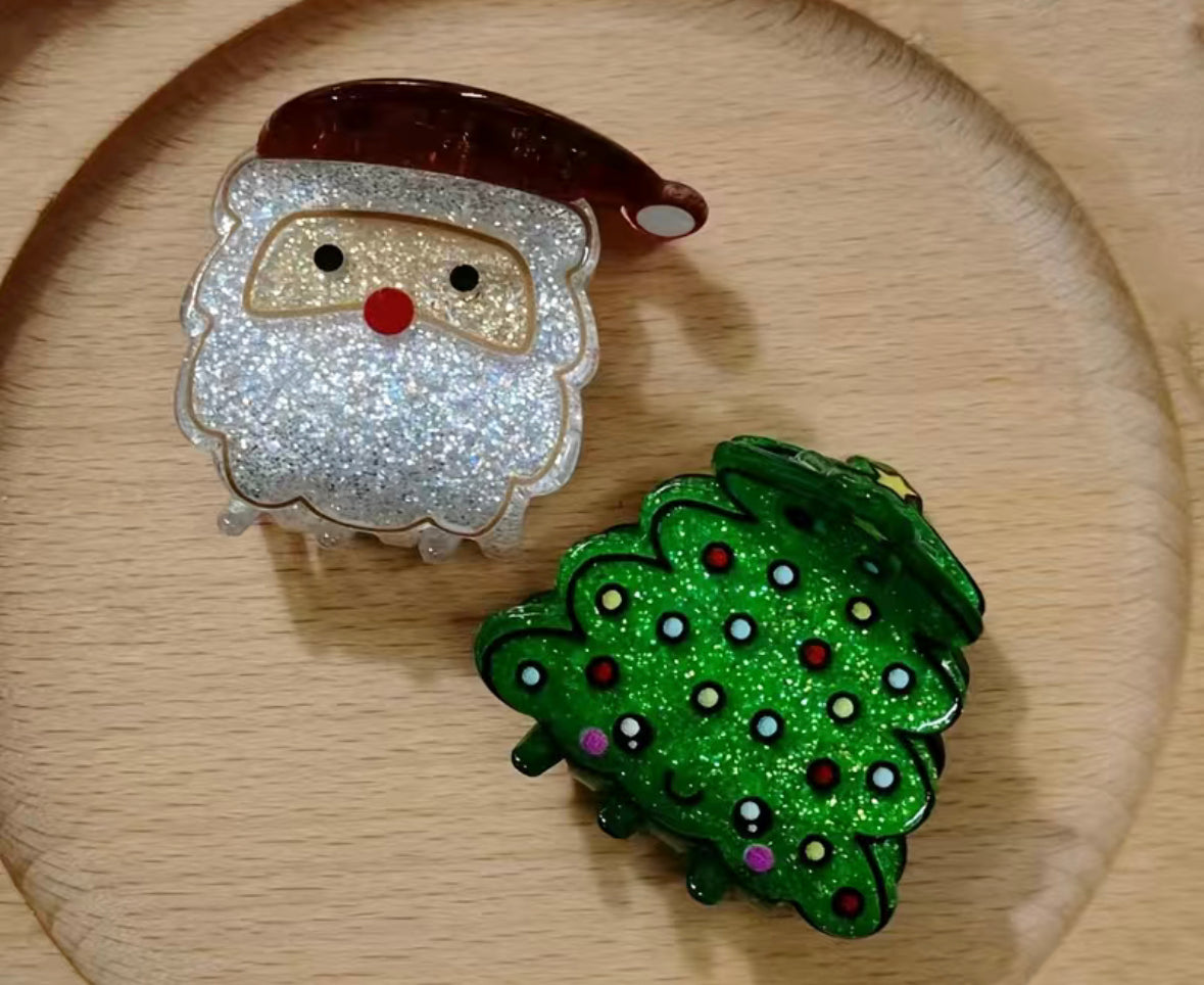 Two Mini Christmas Clips on a wooden plate, Chickie Collective.