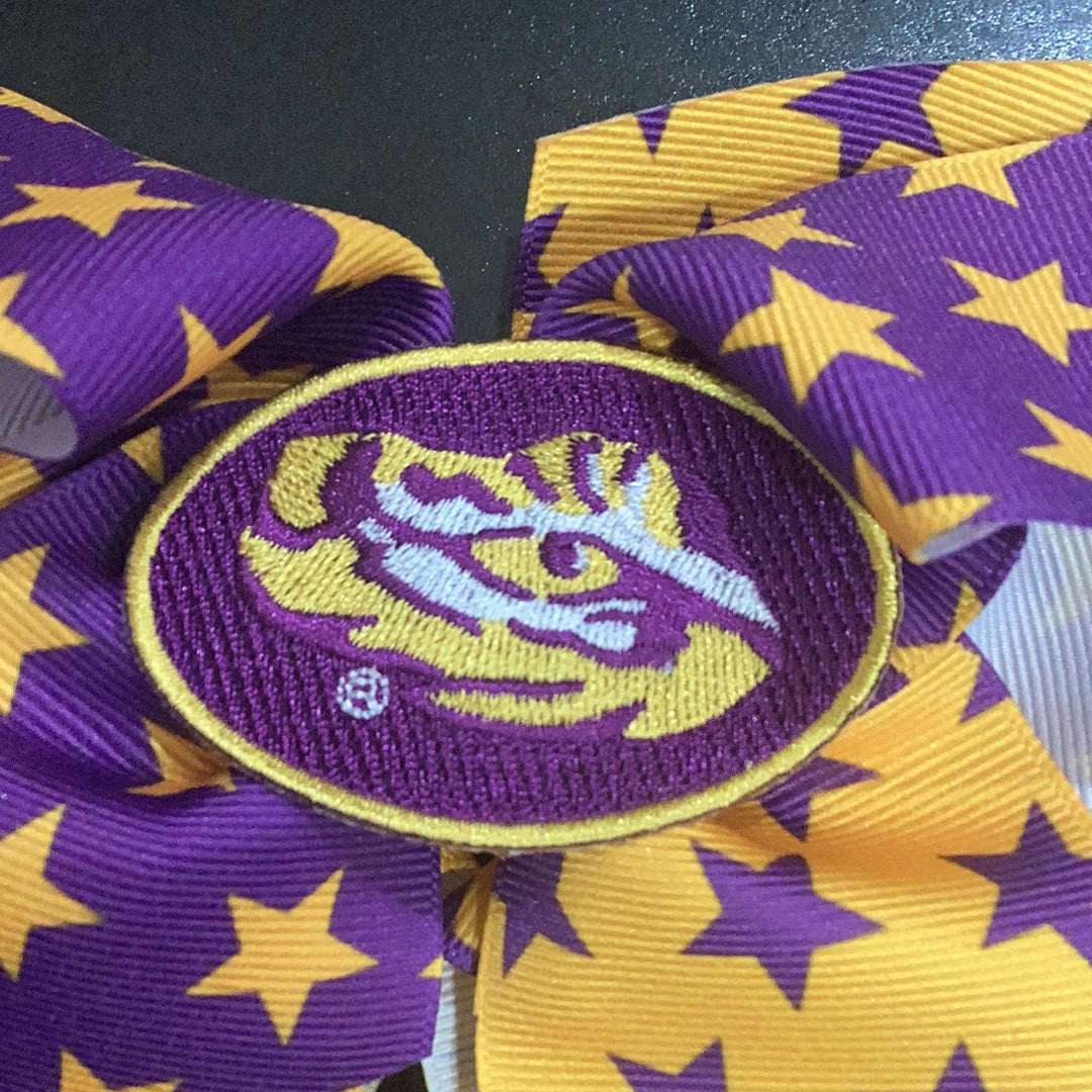 This Wee Ones LSU Stars bow features an embroidered eye of the tiger design and a no-slip clip for secure wear.